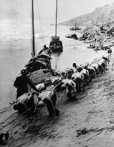 晒晒旧时代纤夫的珍贵老照片,多少贫苦家庭的泪