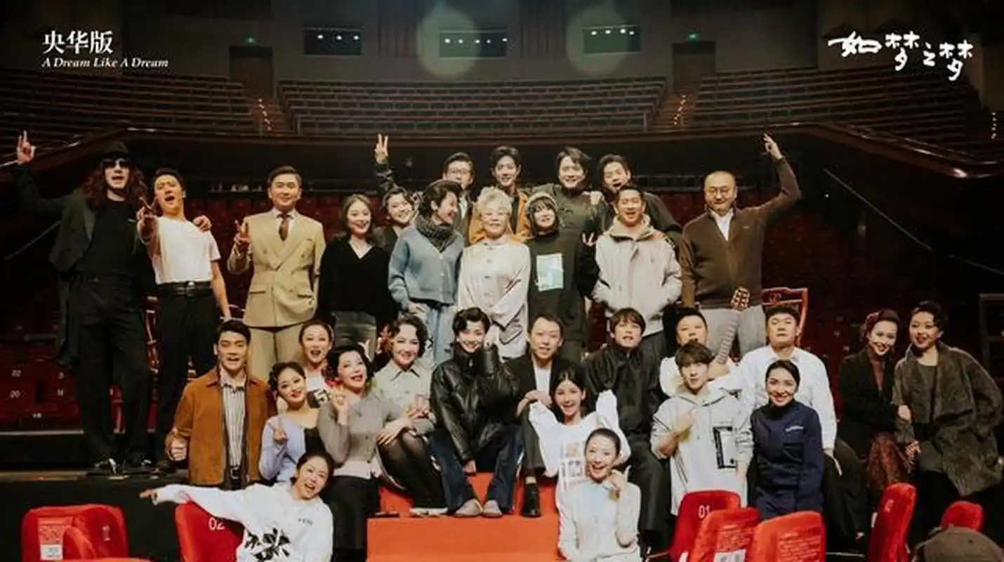 肖战如梦之梦2021年收官合照流出,扮鬼脸可爱十足