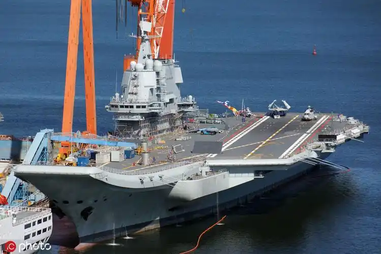 国产航母挂满旗 图自@ic photo国产航母甲板矗立两根巨型支柱 图自@ic