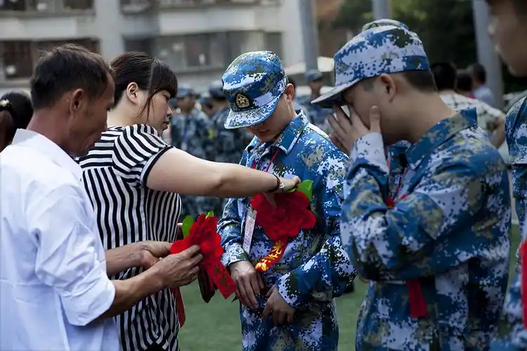 农民送子参军,依依不舍.