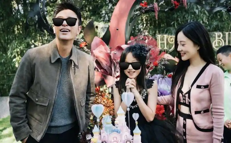 面对复婚的传闻,贾乃亮和李小璐一直保持沉默的态度,就像当初的离婚