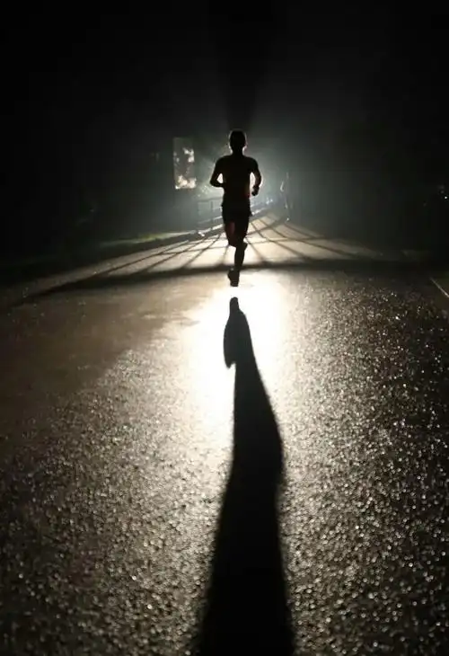 从白天跑到黑夜,在从黑夜跑到白天.赛道上必须有一个队员在跑步.