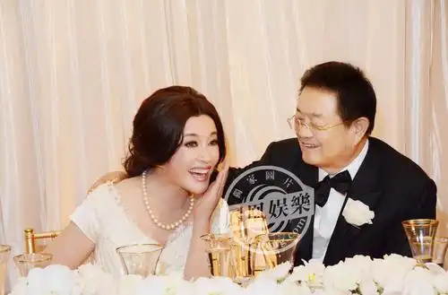 刘晓庆晒与老公生活照穿情侣装很甜蜜