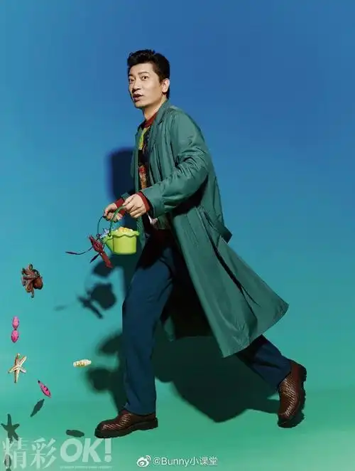 今日@演员田雨释出一组杂志写真,徜徉在海洋玩具中玩得不亦乐乎.