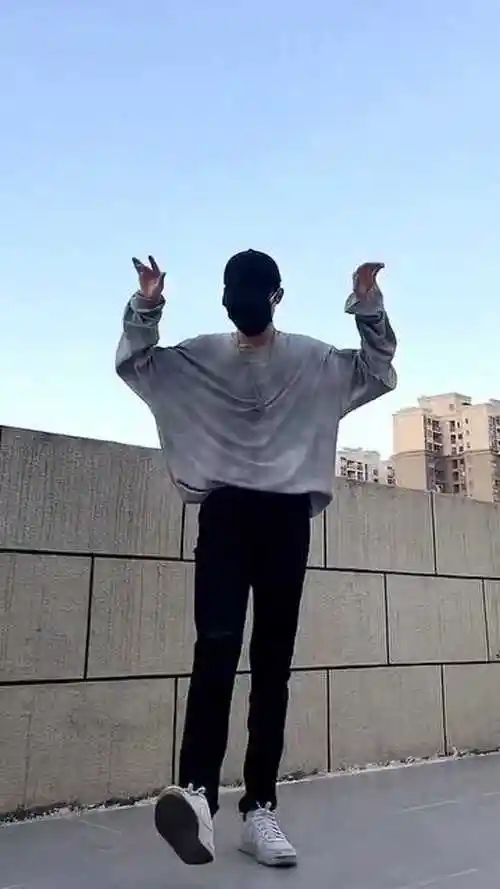 以前的男孩子都是腹肌现在的男孩子全是小细腰