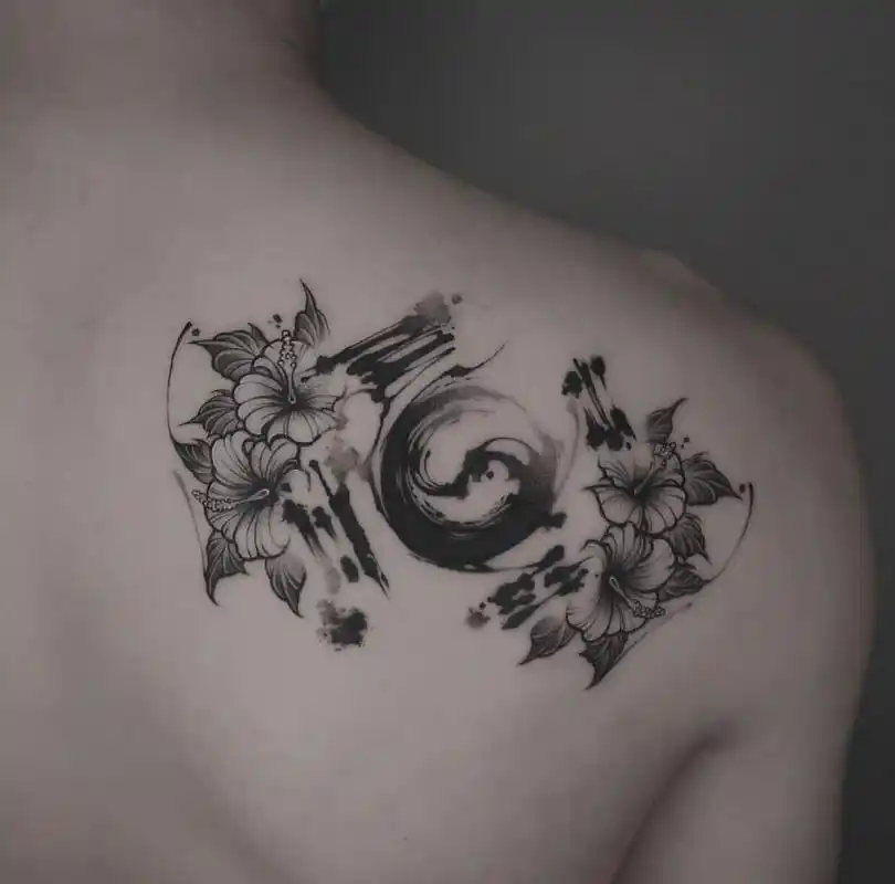厦门纹身分享-后背素花太极八卦主体纹身 share by ins .
