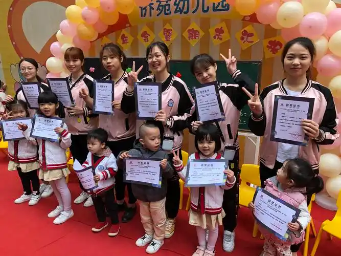 颁奖仪式:侨苑幼师带领宝贝们参加小梵高美术全国幼儿园艺术大画展