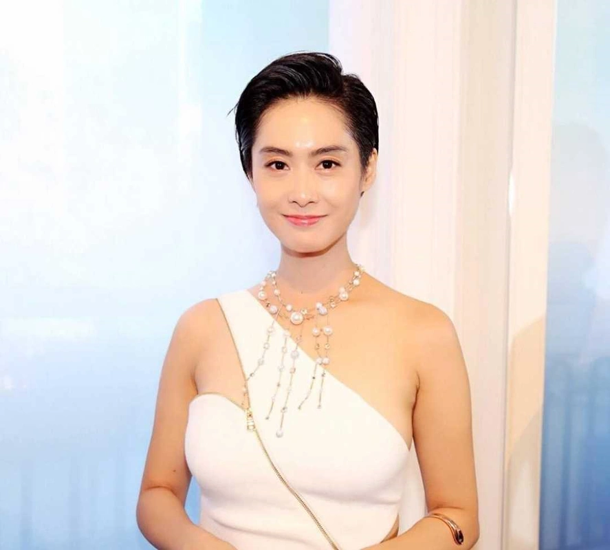 短发对于很多人而言都是不太好驾驭的,尤其是朱茵这种超短发,一不小心