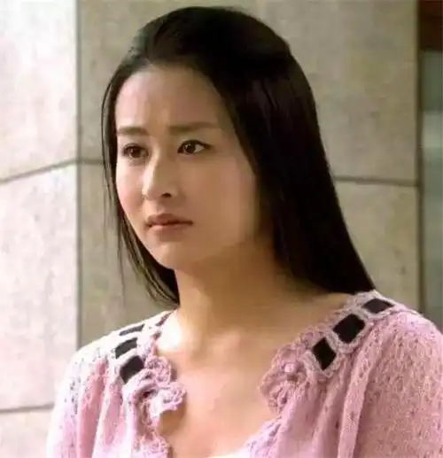 颖儿带女儿坐火车,抱孩子的方式却吓坏了众人,这么抱太危险了!