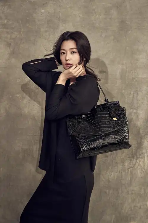 全智贤性感眼神散发优雅魅力 长发披肩尽显女神范