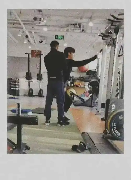 李易峰北京健身,撅腚卖力运动,瘦成一道闪电,清心寡欲当普通人_生活