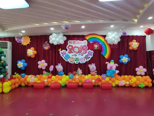 精心布置的舞台上,节日气氛浓厚.