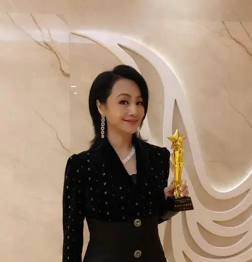 第四届金童象电影节落幕 曹颖斩获"最佳成人女演员奖"