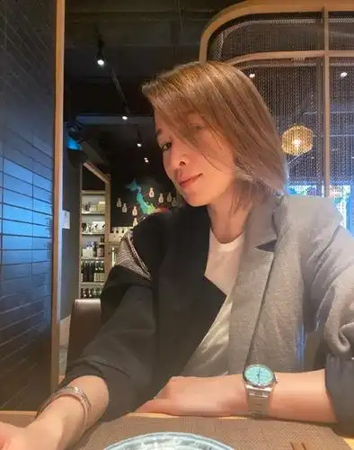 佘诗曼晒素颜自拍 皮肤吹弹可破超有少女感