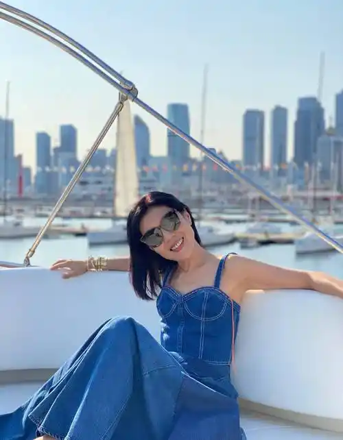 苏芒年近50,还穿吊带牛仔裙装嫩,身材像少女脸却像老人!