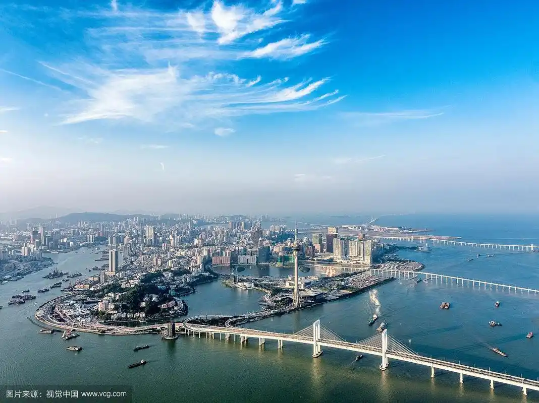 航拍视角下的澳门城市天际线全景