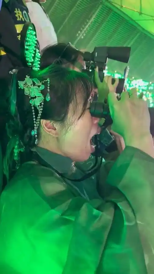 大妈追星现场王一博出现后拿起望远镜表情亮了