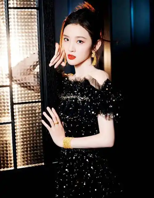 唐艺昕出席活动,穿一条黑色一字肩碎钻长裙,优雅又大方!