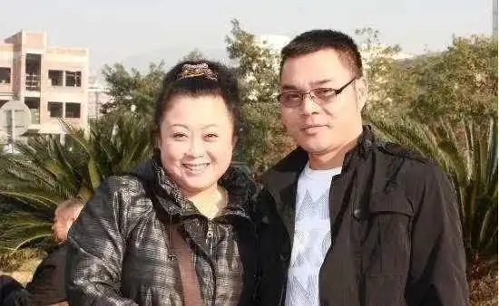 "当代武则天"张海燕,专找小鲜肉,是追寻真爱还是贪图享受?_腾讯新闻