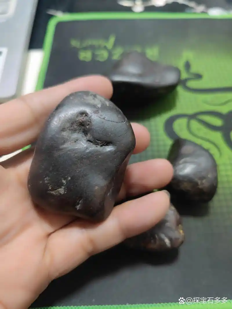 这几个是朋友洗沙子时捡的,送给我了,很奇怪的石头,陨石特征很明显