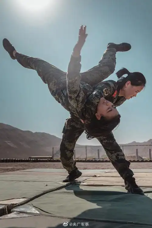 又美又飒女子特战队员高燃壁纸来了