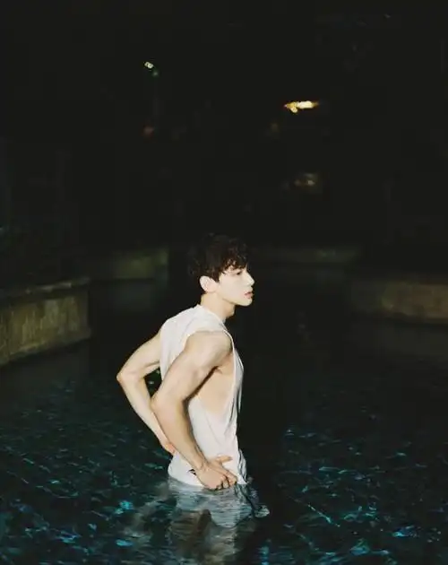 白敬亭真敢秀,湿身造型展现强壮肌肉,完美打造独特型男魅力