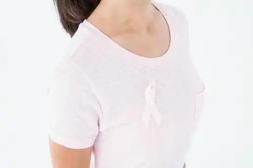 一般来说,女孩在大约9-11岁,月经来潮之前,乳房就开始发育,发育时间