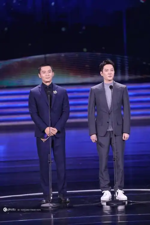 第29届金鸡百花电影节闭幕式冯绍峰李晨搭档颁奖