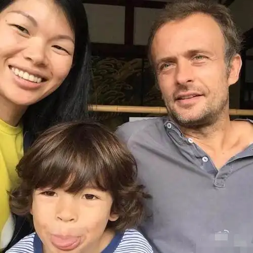 她19岁一丑成名,霸气倒追法国帅哥,生的混血宝宝长这样