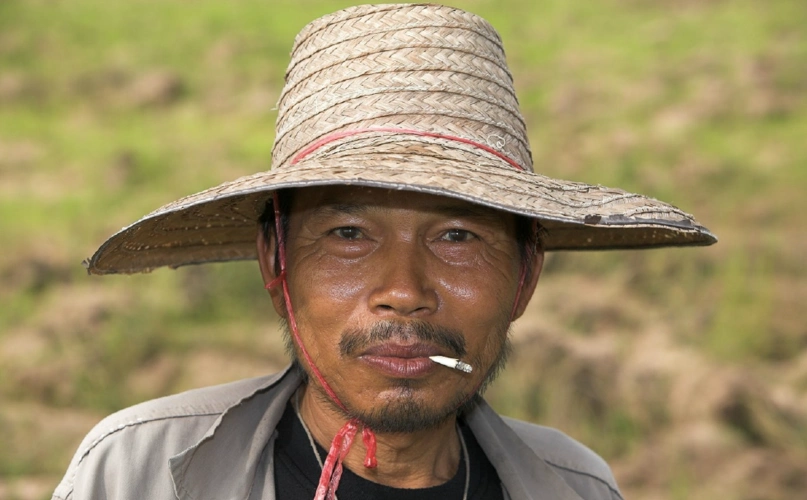 16张摆拍的图片反映农民生活农民大爷的表情让人感动农民真伟大