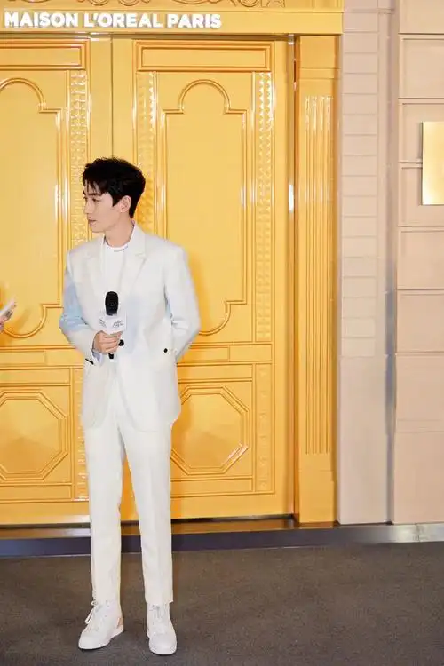 朱一龙纯白西装现身,干净儒雅,这样的美男子为什么会被萌到呢_网易