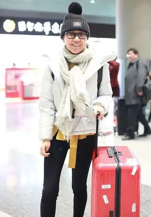 闫妮素颜的状态真有亲和力不仅没有贵族感还带着温柔的亲和力