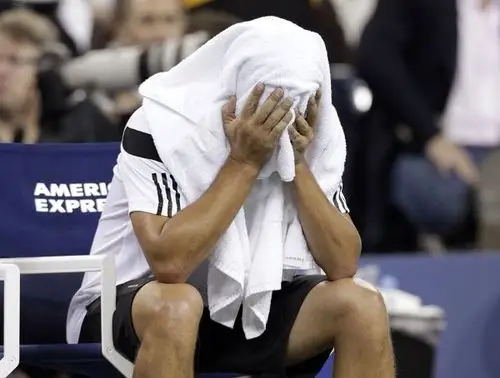 图文小德31尤兹尼进四强尤兹尼用毛巾捂头