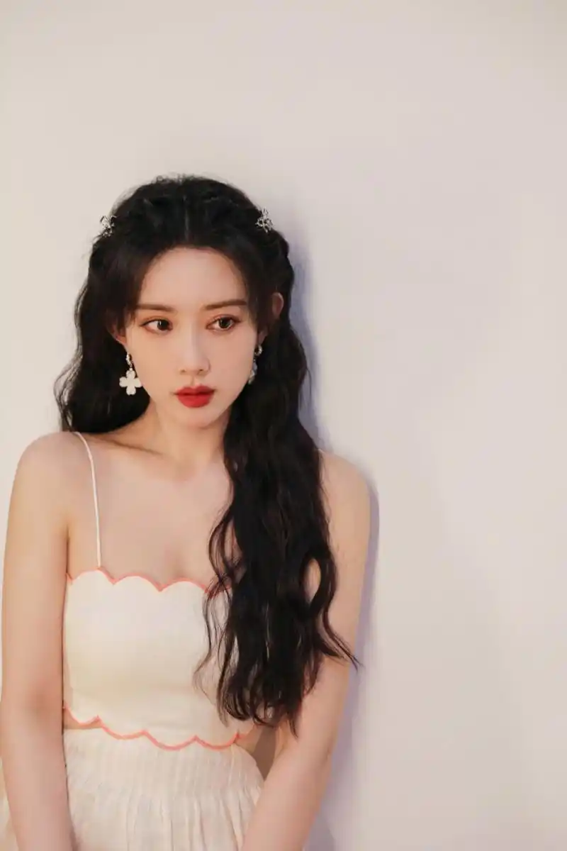 孟子义# 一袭白色印花吊带连衣裙,上衣穿一短款牛仔服,甜美清纯的