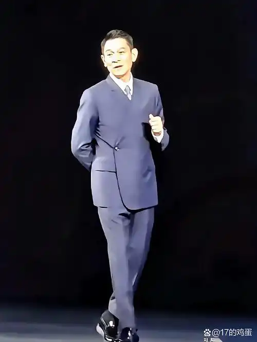 刘德华穿华为发布会那件阴阳西装居然没翻车,这事儿真的太颠覆认知了!