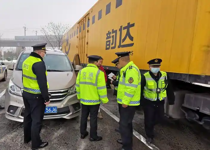 郑州交通执法部门开展跨区域联合执法守护群众风雪归途