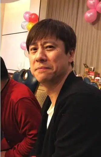 解晓东妻子和儿子的照片曝光他没有当年的名气但家庭幸福美满