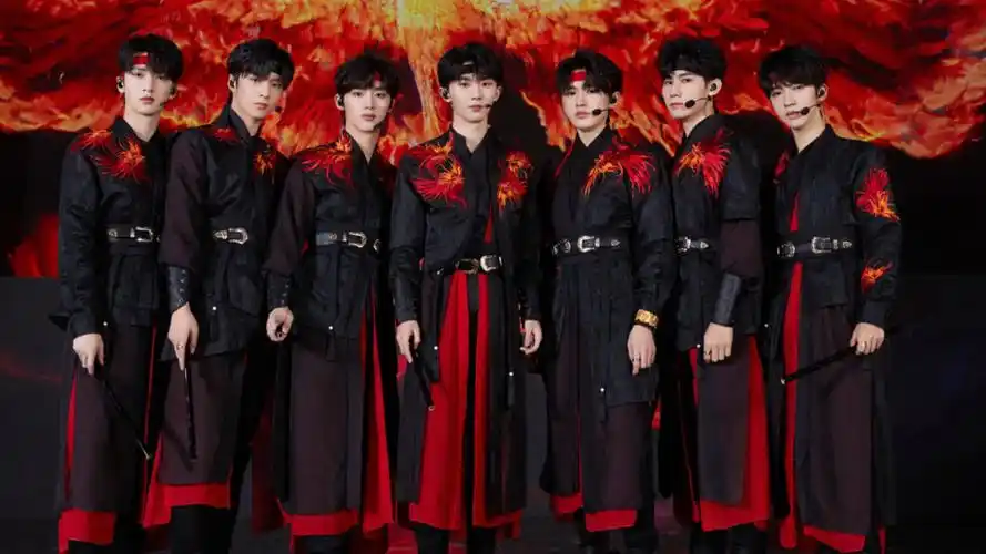 年关将至时代少年团的红衣造型除了喜庆,舞台上的他们更像一团火焰!
