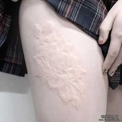 大腿白色花卉纹身图案