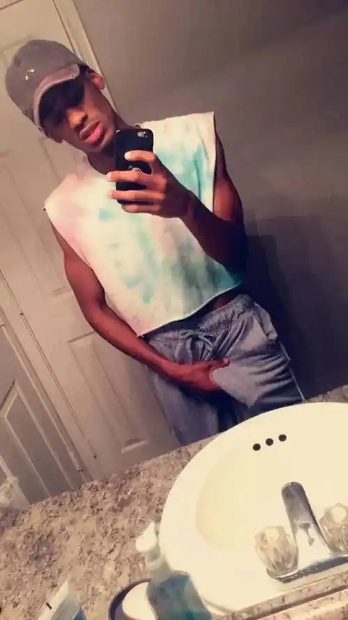 大概就是男人穿着裤子,   透过裤子看到若隐若现的傲人尺寸,   不