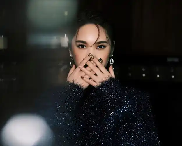 杨丞琳穿蓝色亮片上衣拍暗黑写真 优雅迷人化身腹黑女王_凤凰网娱乐