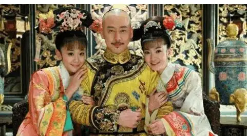 还珠格格里的小燕子和紫薇事实上,乾隆皇帝的父亲形象并不是给紫薇和