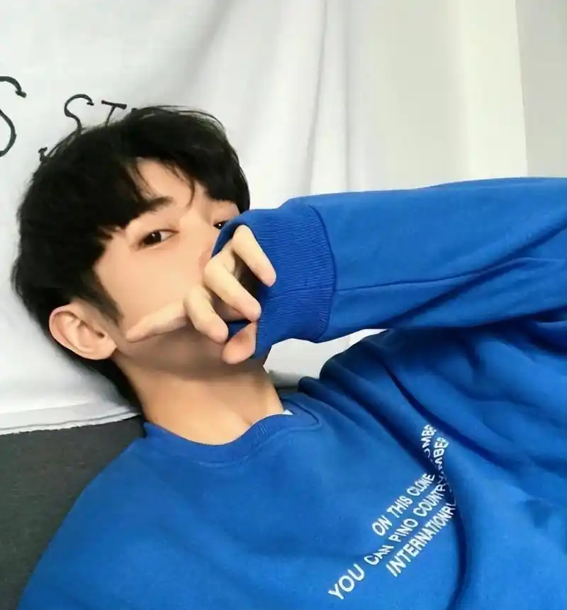 初中男生自认为"很帅"的行为,女生看来很土,希望你没中招