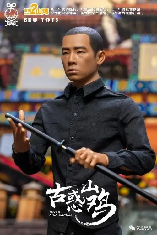 手中的武器日本刀为合金材质6767bbotoys的12寸《古惑仔》系列在