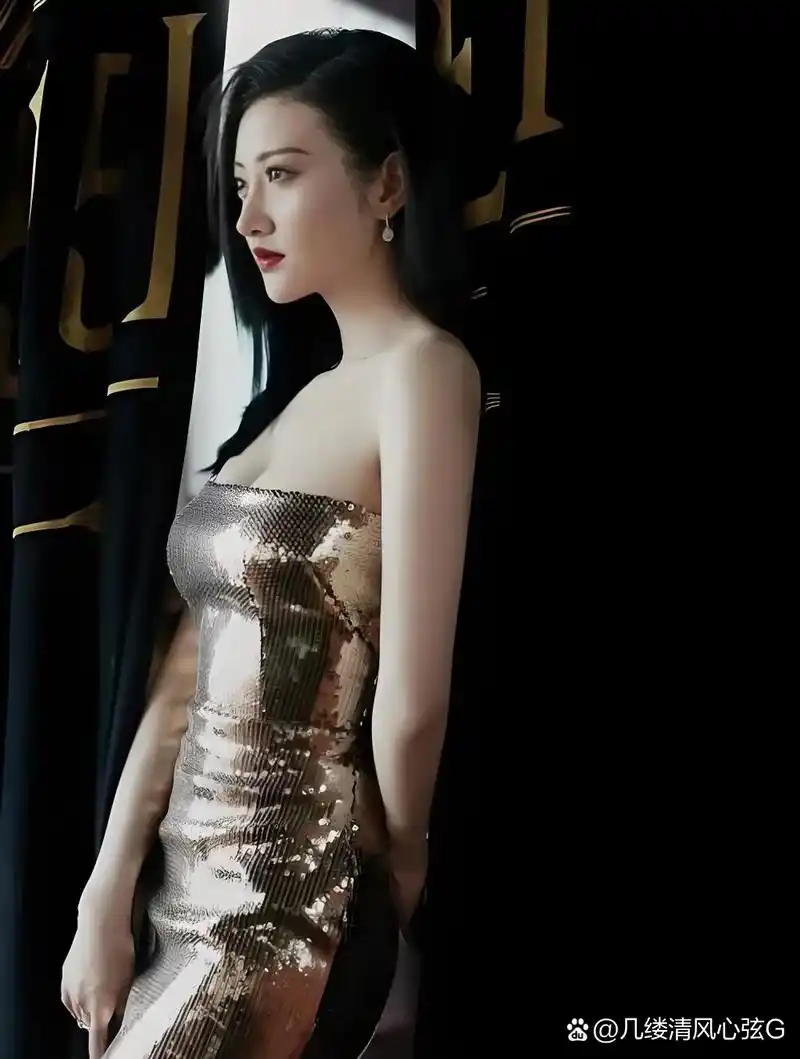 景甜,1988 年 7 月 21 日出生于陕西省西安市,是中国内地的女演员