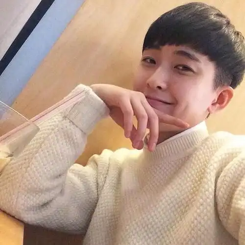 男生头像 雾气穿过她年轻的脖子,直到今天都没有散去. by:yosakurai