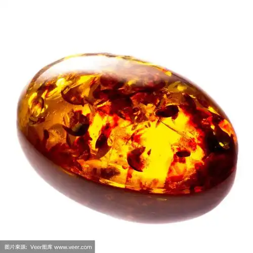 抛光人造琥珀,白色背景上有夹杂物