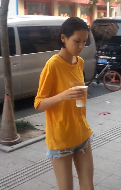 张予曦收工后卸妆,看到路人抓拍的素颜后,网友:这颜值太可怕!