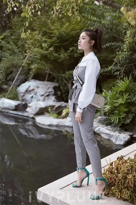 ivyplume街拍 x 李兰迪 金秋田园湖畔 撞见精灵少女