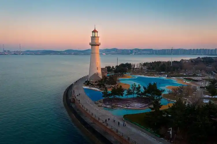 【玩转山地】寒冬时节 山东威海悦海公园夕阳余辉照耀灯塔 景美如画